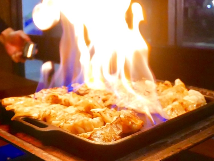 燃え上がる炎の鉄板餃子が大人気！北区『下町の空』の新店舗が浄心に