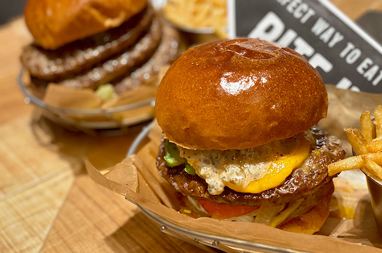モゾにオープン！『J.S.BURGERS CAFE』でボリューム満点のハンバーガー