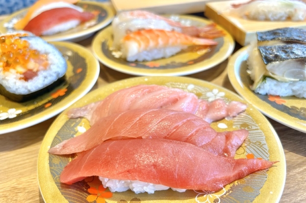 寿司ロー様 スシロー」と「バンダイ」コラボ 「まぐろ」の寿司と消防車が