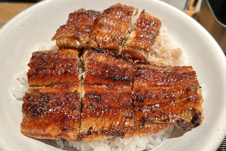 破格の炭火焼きうな丼、ひつまぶし専門店『昼だけうなぎ屋』名駅に