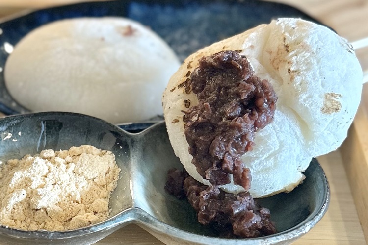 ごはんも使えておもちとつける 焼きたて餅＆おにぎりセットを味わえるカフェ『華空』南区・内田橋商店