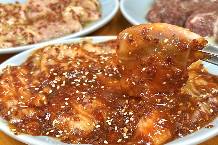 池下にオープンした炭火焼肉店『モツの杉ちゃん』の赤いテッチャン＆塩