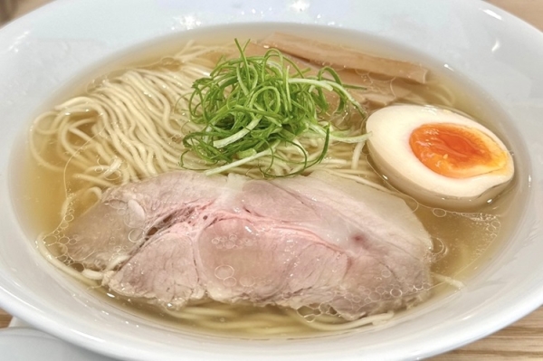 藤が丘にオープン『らぁ麺 満』で味わう透明スープのクリア豚骨