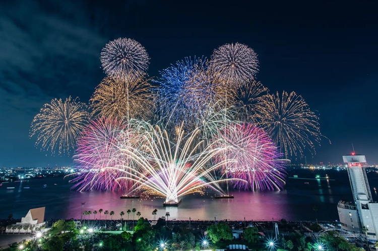初夏の夜空に13,000発の花火が打ち上がる「名港水上芸術花火」名古屋港