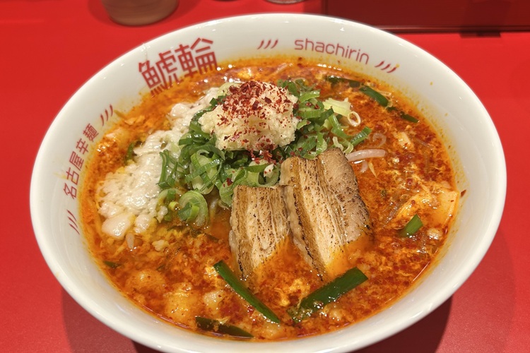 旨辛にんにくラーメンがヤミツキ必至『名古屋辛麺 鯱輪』新店舗が今池