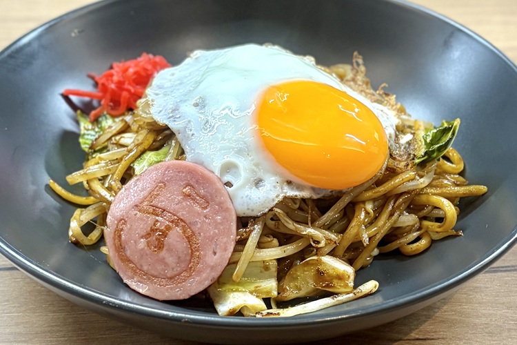 野菜たっぷり！モチモチ食感の焼きそば専門店『焼きそばスタンド らふ