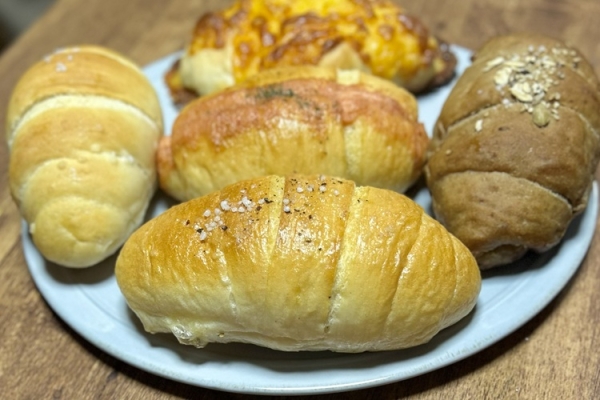名古屋・鶴舞公園に塩パン専門店『SALT BAKERY』開店、人気ベーグル店の系列で売り切れ続出